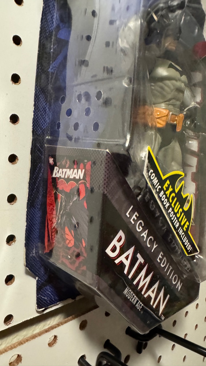 mattel-batman-legacy-modern-age-photo-10-1.jpg Mattel Batman Legacy Modern Age Batman figure packaging detail, photo 10