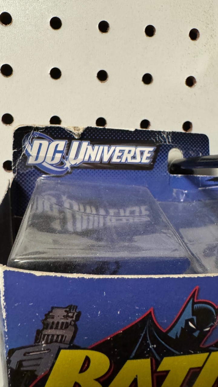 mattel-batman-legacy-modern-age-photo-2-1.jpg Mattel Batman Legacy Modern Age Batman figure packaging detail, photo 2