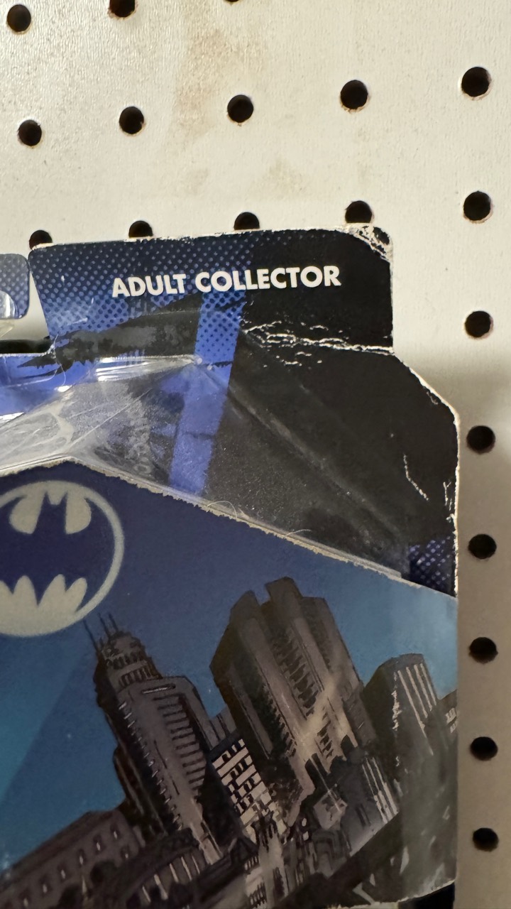 mattel-batman-legacy-modern-age-photo-3-1.jpg Mattel Batman Legacy Modern Age Batman figure packaging detail, photo 3