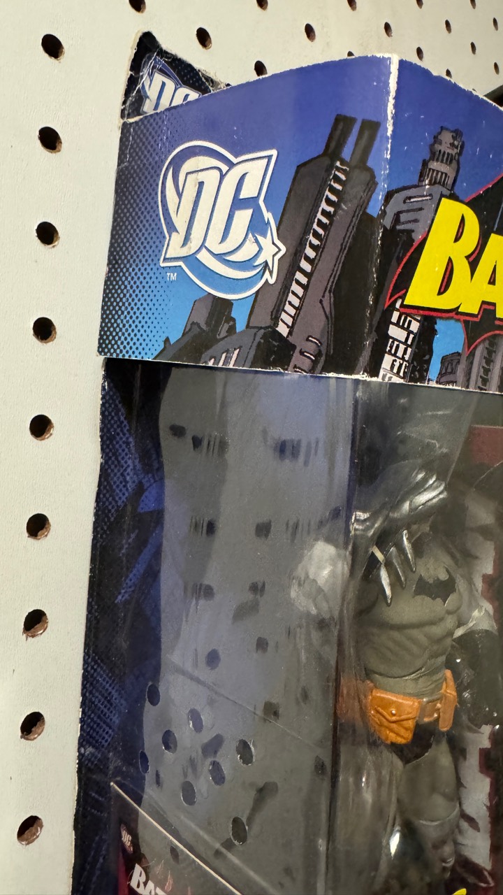 mattel-batman-legacy-modern-age-photo-5-1.jpg Mattel Batman Legacy Modern Age Batman figure packaging detail, photo 5